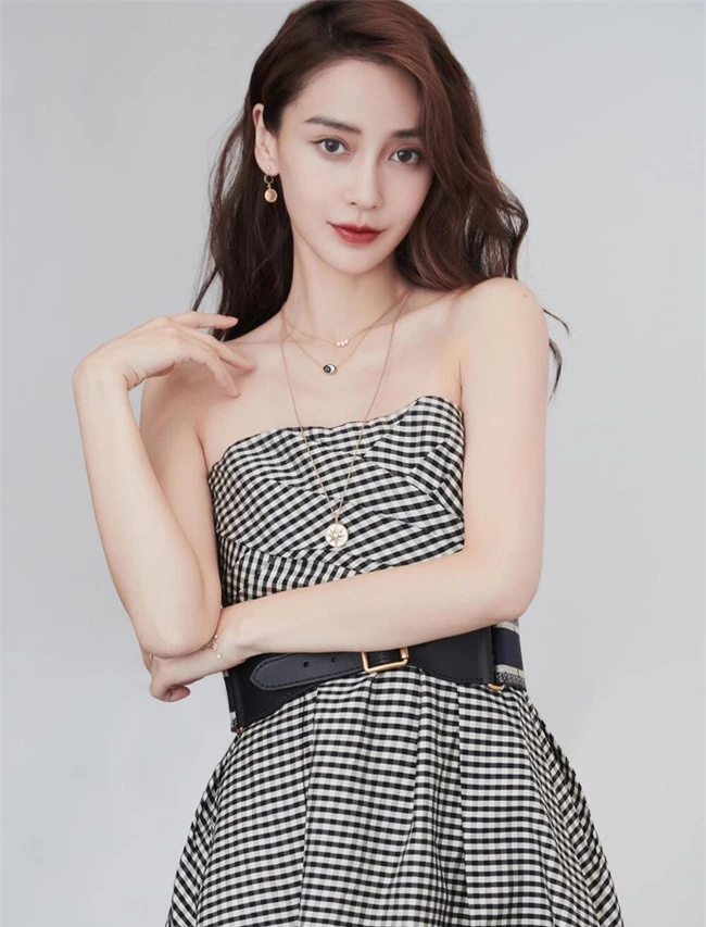 Tuy nhiên Angelababy chưa từng thừa nhận chuyện phẫu thuật thẩm mỹ.