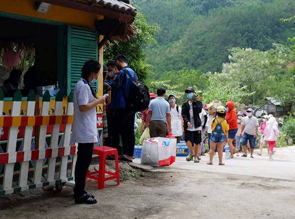 Du khách đến đây tham quan, vui chơi đều phải xếp hàng tuần tự khai báo y tế...