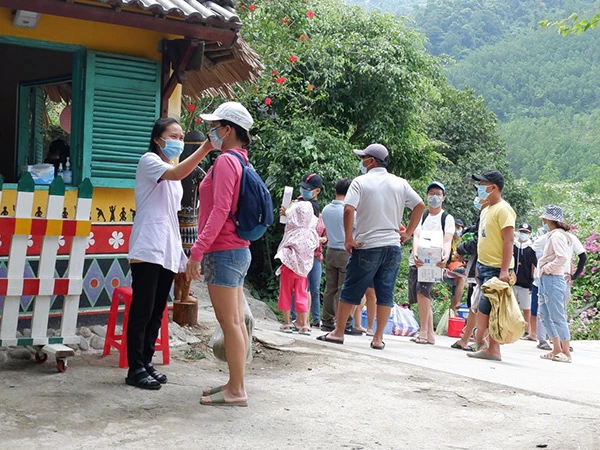 và đo thân nhiệt...