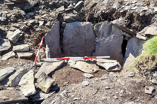 Xúc đất trên đồng, tình cờ lọt vào ngôi mộ cổ như "vượt thời gian"