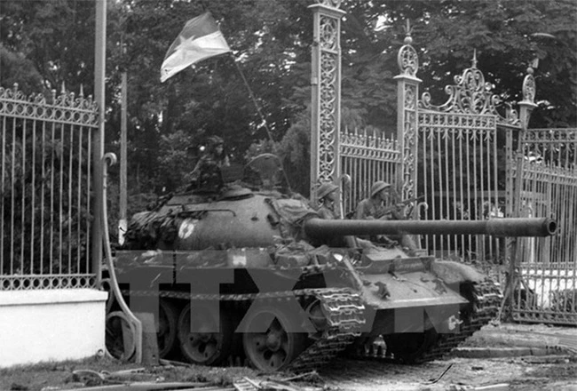 11h30 ngày 30/4/1975, cánh cổng Dinh Độc lập bị húc đổ. Lá cờ quân Giải phóng đã tung bay ngay tại Tổng hành dinh của Chính quyền Sài Gòn.