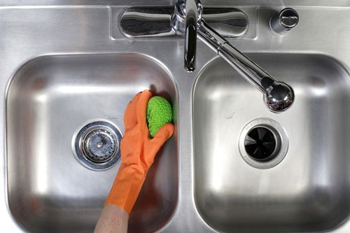 Đổ lon bia vào bồn rửa bát, bạn sẽ phát hiện ra điều thú vị