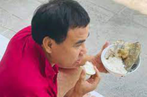 Trong khi mọi người thi nhau check-in sang chảnh ngày lễ thì Quyền Linh lại ngồi bệt trên sàn nhà, ăn cơm cá khô