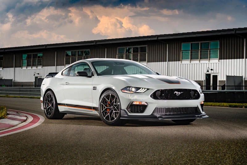 =1. Ford Mustang GT Performance Package (thời gian tăng tốc từ 0-96 km/h: 3,9 giây, giá khởi điểm: 44,625 USD).