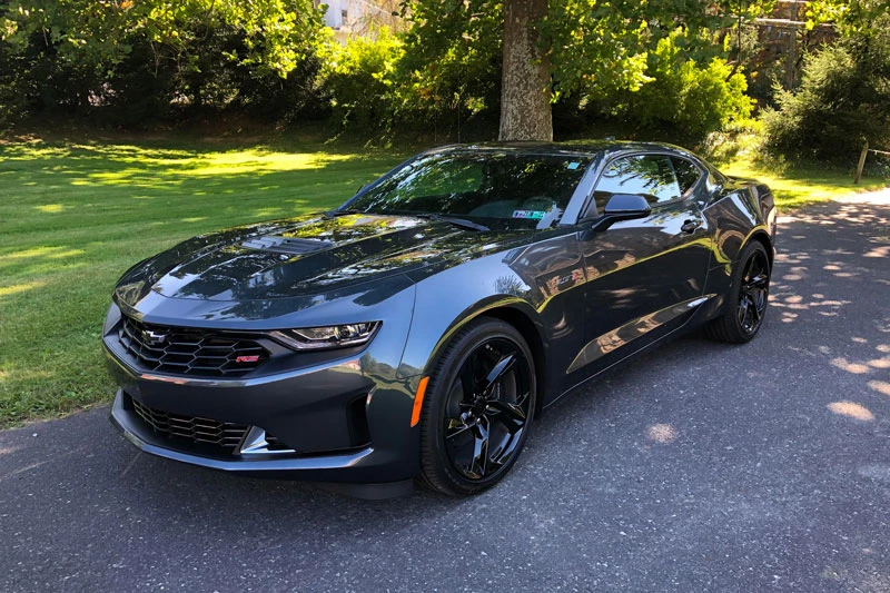 3. Chevrolet Camaro LT1 (thời gian tăng tốc từ 0-96 km/h: 4 giây, giá khởi điểm: 34.000 USD).