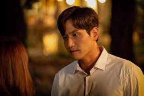 Đang tắm thì mất điện, tôi mò mẫm tìm nến thắp sáng thì bất ngờ quơ tay vào "vật thể lạ" của vợ