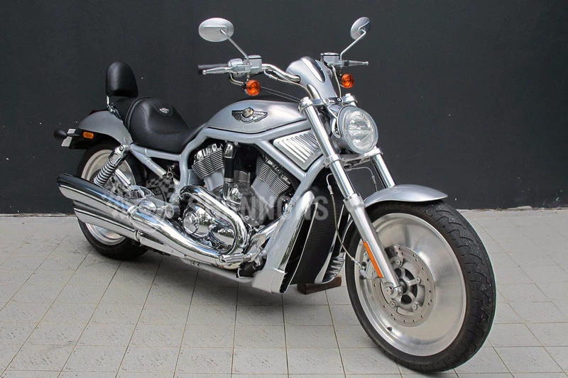 8. Harley-Davidson VRSCA V-Rod 2001 (thời gian tăng tốc từ 0-96 km/h: 3,5 giây).