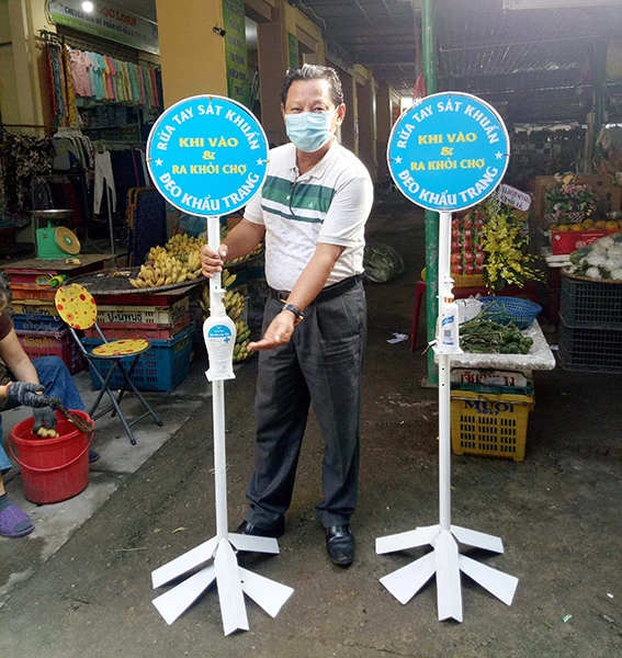 Ông Nguyễn Đức, Chủ tịch HĐQT, Giám độc Hợp tác xã chợ Hòa Cường (Đà Nẵng) trực tiếp tuyên truyền các hộ kinh doanh, khách mua sắm phải đeo khẩu trang, rửa tay sát khuẩn trước khi vào chợ