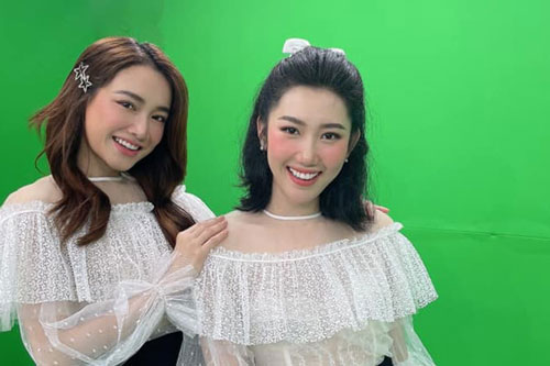 Nhã Phương diện đồ đôi với Thúy Ngân, đọ nhan sắc một chín một mười nhưng vẫn bị nhắc nhở