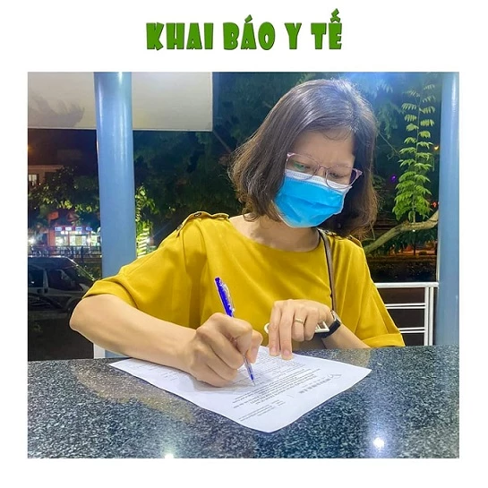 Du khách khai báo y tế tại Trung Tâm du lịch Phong Nha- Quảng Bình