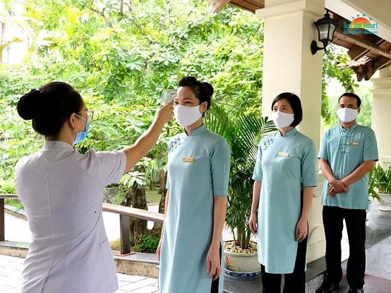 Nhân viên Sun Spa Quảng Bình được kiểm tra thân nhiệt và sức khỏe