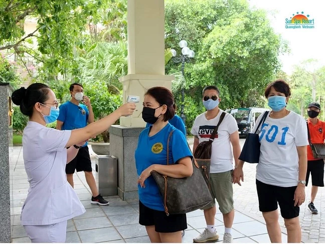 Kiểm tra thân nhiệt của khách tại Sun Spa- Quảng Bình