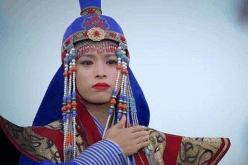 Nữ hoàng hậu 32 tuổi cưới bé trai 7 tuổi, phò tá chồng thống nhất đất nước