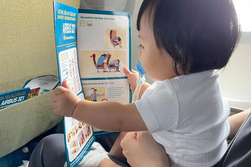 Cường Đô La khoe khoảnh khắc “bà cụ non” của con gái, mới vài tháng tuổi đã ngồi đọc chữ như người lớn