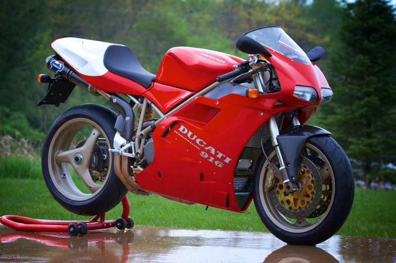 2. Ducati 916.