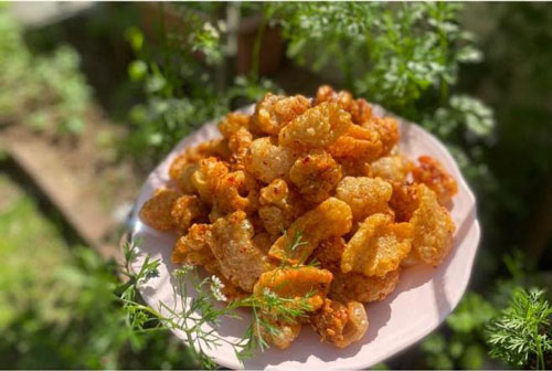 Khi mua thịt heo đừng nên bỏ bì mà hãy tận dụng làm món bì heo chiên phồng sốt Thái chua cay cực ngon