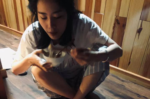 Hình ảnh Nam Em đầu bù tóc rối, ngồi bệt ăn uống khác hẳn hình tượng mỹ nhân thường thấy