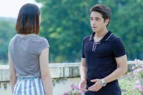 Tái hôn, chồng mang thiệp cưới tới mời vợ cũ, nhưng vừa nhìn thấy người đàn ông ngồi bên cạnh cô, anh tái mặt về thẳng