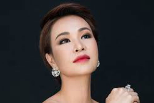 Chỉ bằng một ánh mắt, Nguyễn Hải Phong "vạch trần" Uyên Linh hát mà sợ quên lời