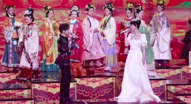Dương Tử đứng chung sân khấu với Lưu Vũ Hân, mặt thì rất xinh nhưng vô tình để lộ "eo bánh mì" quá khổ - Ảnh 7.