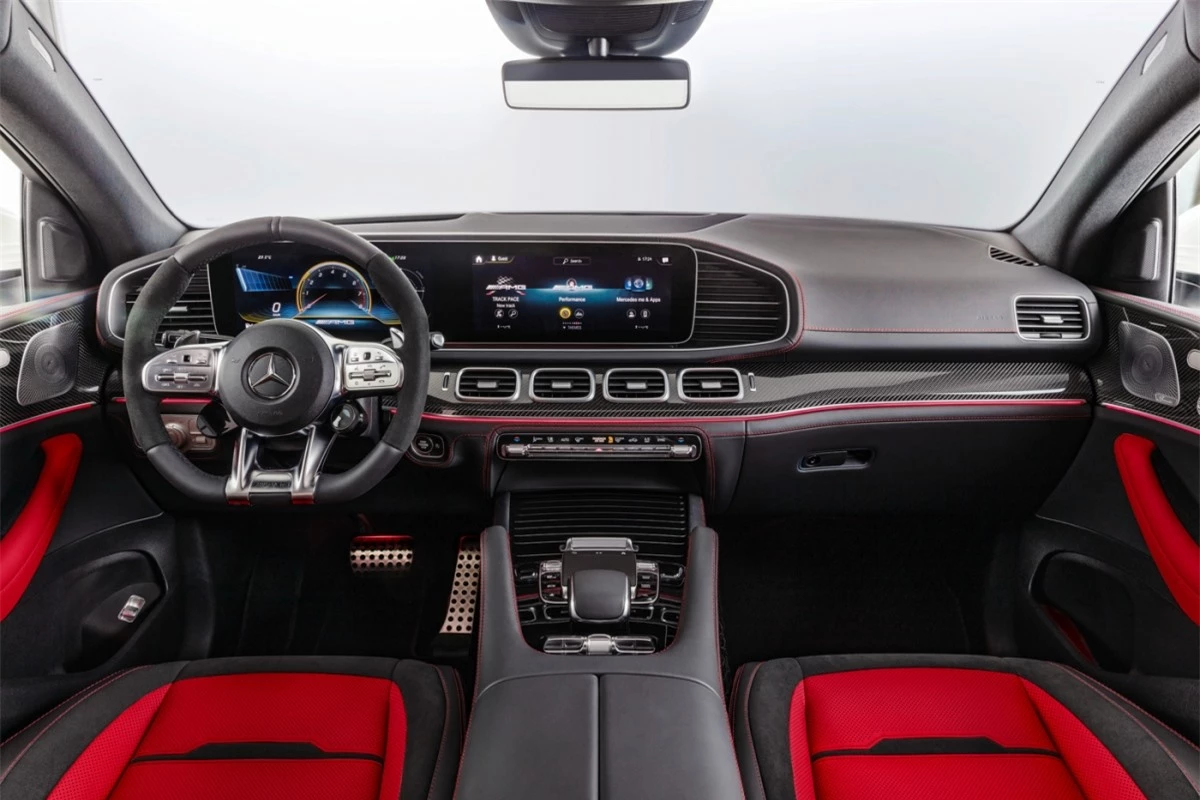 Hệ thống tạo mùi hương thông minh AIR BALANCE hiện diện trên xe dù đây là phiên bản AMG. Camera toàn cảnh 360 sẽ giúp người lái thêm tự tin khi xoay trở chiếc SUV Coupé trong những không gian hẹp.