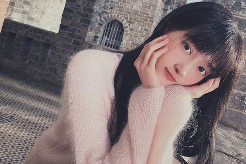 Bất ngờ trước hình ảnh đời thường nhìn như nữ sinh trung học của Quan Hiểu Đồng