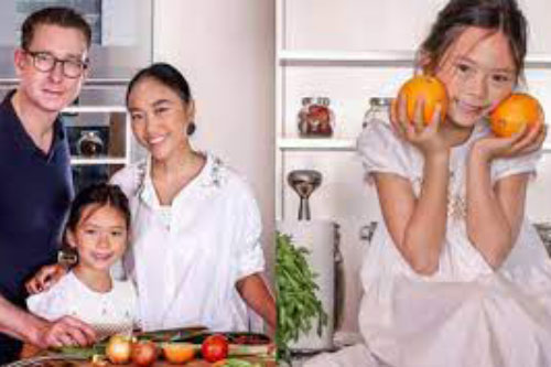 Con gái Đoan Trang mới 7 tuổi nhưng thần thái cực đỉnh, mỉm cười nhẹ 1 phát đã giật luôn spotlight của cả mẹ lẫn bố