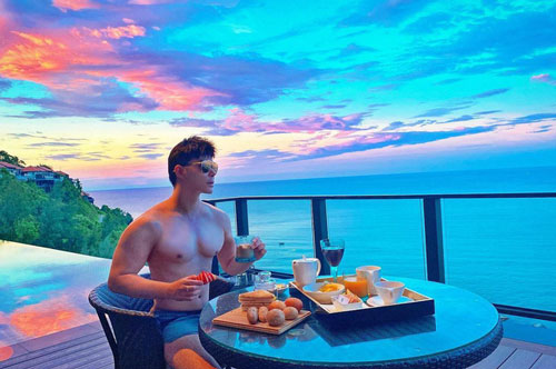 "Xịt máu mũi" trước loạt ảnh cởi đồ khoe body 6 múi cực đỉnh của Nathan Lee