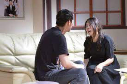 Đột nhiên được chồng lắp cho chiếc gương lớn trong phòng ngủ, cô vợ ngỡ được quan tâm mà không ngờ đằng sau là sự thật bẽ bàng