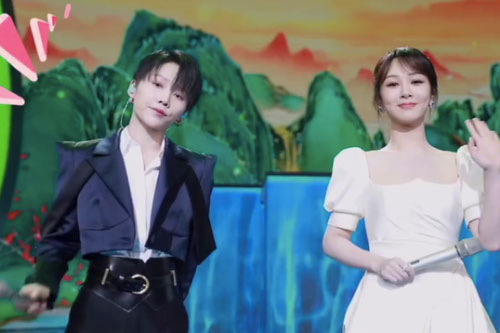 Dương Tử đứng chung sân khấu với Lưu Vũ Hân, nhan sắc xinh đẹp nhưng vô tình để lộ "eo bánh mì" quá khổ