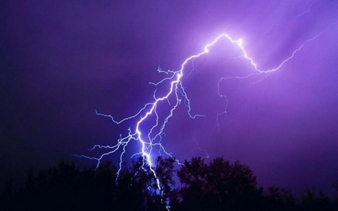 Đang chơi bóng ở sân trường, 1 học sinh lớp 7 bị sét đánh tử vong