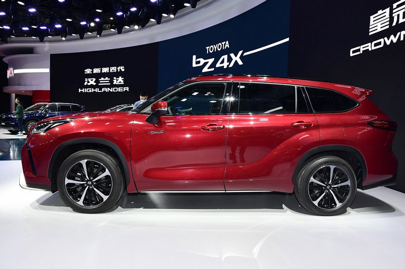 Chi tiết Toyota Crown Kluger vừa ra mắt