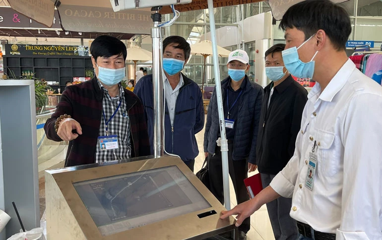 Ngành chức năng tỉnh Lâm Đồng kiểm tra việc theo dõi nhiệt độ hành khách trên máy đo thân nhiệt tự động tại Cảng Hàng không Liên Khương. (Ảnh: Báo Lâm Đồng)