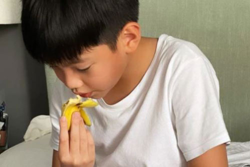 Subeo đúng là quý tử "đáng đồng tiền bát gạo": Ngày nghỉ hết rửa xe cho bố Cường Đô La xong lại chạy qua nhà thăm mẹ Hồ Ngọc Hà