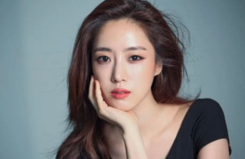 Eun Jung (T-ara) tr&#x1EDF; th&#xE0;nh ngh&#x1EC7; s&#x129; Kpop &#x111;&#x1EA7;u ti&#xEA;n gi&#xE0;nh &#x111;&#x1B0;&#x1EE3;c n&#xFA;t b&#x1EA1;c &quot;YouTube&quot; Trung Qu&#x1ED1;c