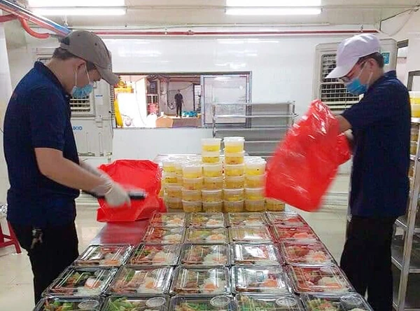 Nhân viên nhà hàng 4U biển chuẩn bị các suất ăn miễn phí đảm bảo chất lượng để phục vụ cho các tuyến đầu chống dịch Covid-19 trên đia bàn TP Đà Nẵng năm 2020