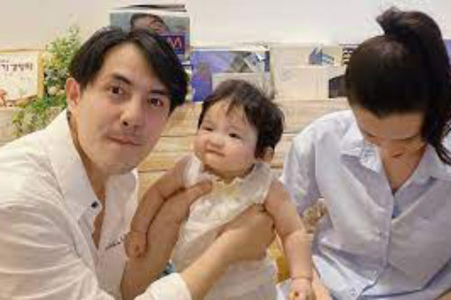 Lại một pha "tấu hài" nữa từ con gái Đông Nhi: Đang nhõng nhẽo nhưng phát hiện camera liền quay ngoắt 180 độ