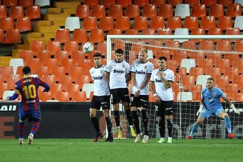 Messi lập siêu phẩm đá phạt nhưng dính 'lời nguyền' penalty