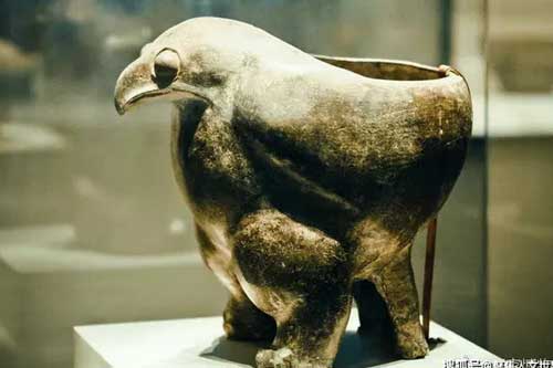 Nhặt được món đồ lạ, người nông dân mang về làm bát cho gà ăn: Một năm sau nhận ra sự thật ngỡ ngàng!