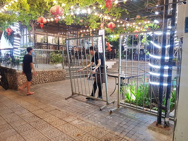 Ngay sau khi có thông tin về ca nghi mắc COVID-19 mới, nhiều nhà hàng ở Đà nẵng đã đóng cửa sớm dù chỉ mới 6 - 7 giờ tối 3/5