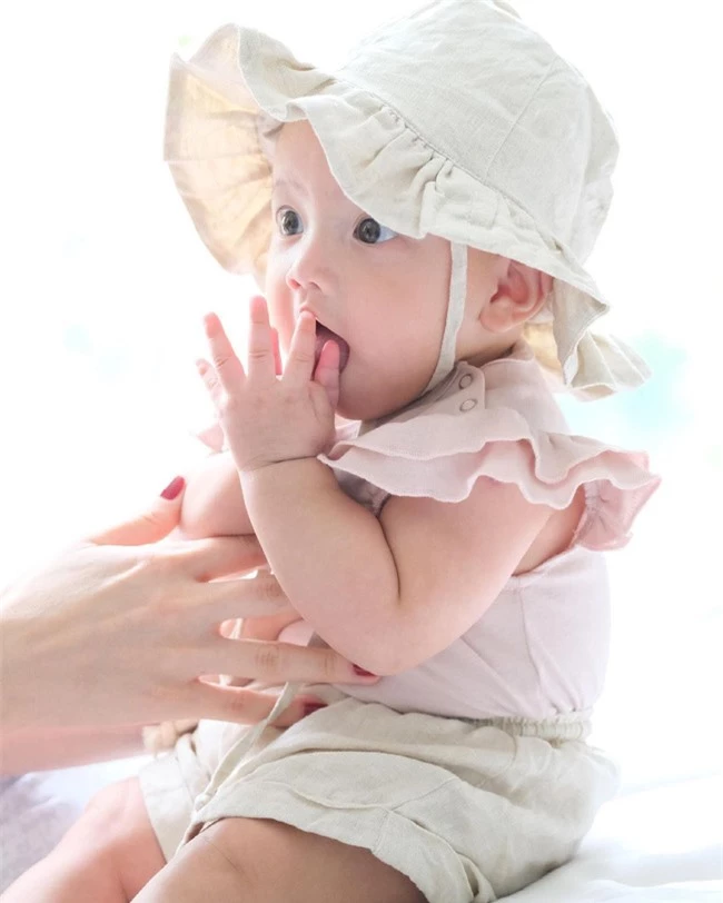 Hồ Ngọc Hà &quot;nhá hàng&quot; hình ảnh kỷ niệm tròn 6 tháng tuổi của con gái Lisa xinh như thiên thần - Ảnh 2.