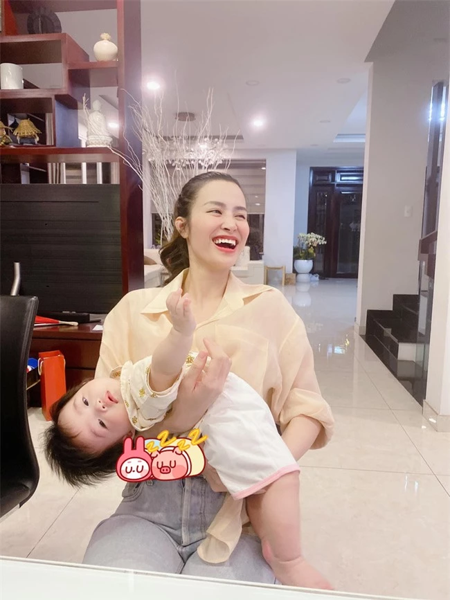 Lại một pha "tấu hài" nữa từ con gái Đông Nhi: Đang nhõng nhẽo nhưng phát hiện camera liền quay ngoắt 180 độ - Ảnh 2.