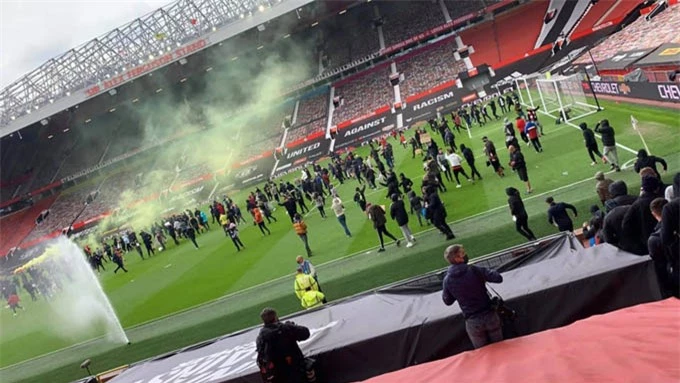 Đoàn người biểu tình tràn vào trong sân Old Trafford khiến trận MU vs Liverpool không thể diễn ra