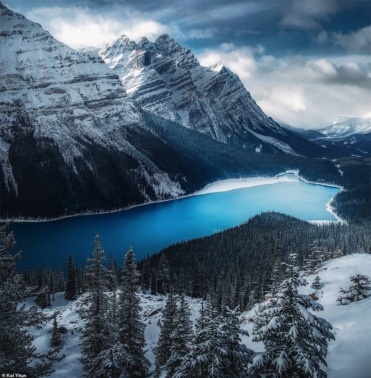 Hồ Peyto: là một trong những hồ ở khu vực Banff gây ấn tượng với khách du lịch bởi màu nước xanh biếc của mình. Với độ cao 1.860 m, được nuôi dưỡng bởi nước sông băng ở Peyto Glacier, hồ Peyto nổi tiếng mang màu sắc tươi sáng vào mùa hè, luôn giữ trong mình vẻ đẹp tuyệt mĩ nhờ bột đá. Được đặt theo tên của Bill Peyto-một người hướng dẫn đường mòn nổi tiếng ở khu vực Banff, Hồ Peyto giống như một dải băng vắt qua nhưng ngọn núi tạo nên một vẻ đẹp hùng vĩ.