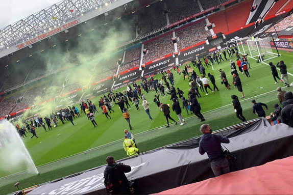 Trận MU vs Liverpool bị HOÃN, chưa rõ thời điểm đá bù