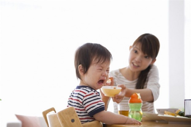 10 kiểu dạy con ăn uống sai lầm mà đa số các bậc phụ huynh đều mắc phải