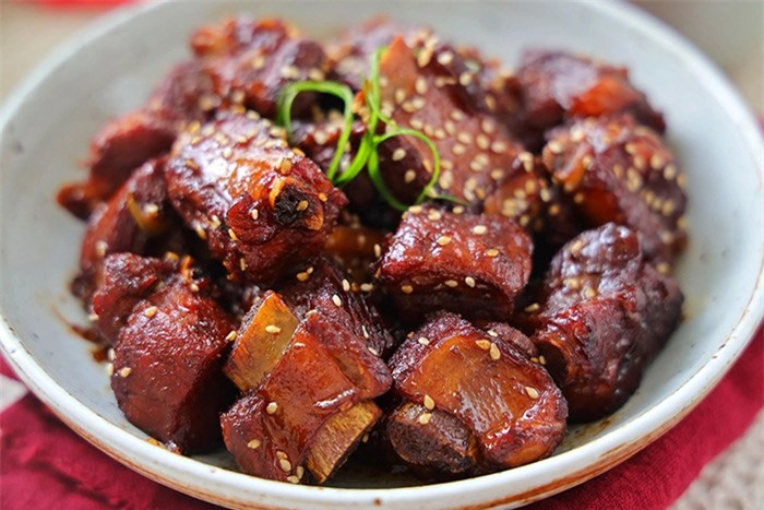 Mua được ít sườn lợn ngon, đem sốt chua ngọt phải nấu cơm nhiều kẻo thiếu