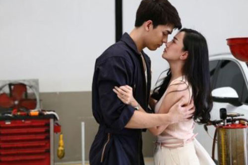 Vì sao đàn ông càng giàu càng có xu hướng chọn phụ nữ chân ngắn làm vợ?