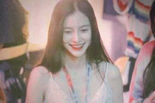 “Bóc trần” nhan sắc thật của Angelababy trong hình do người qua đường chụp