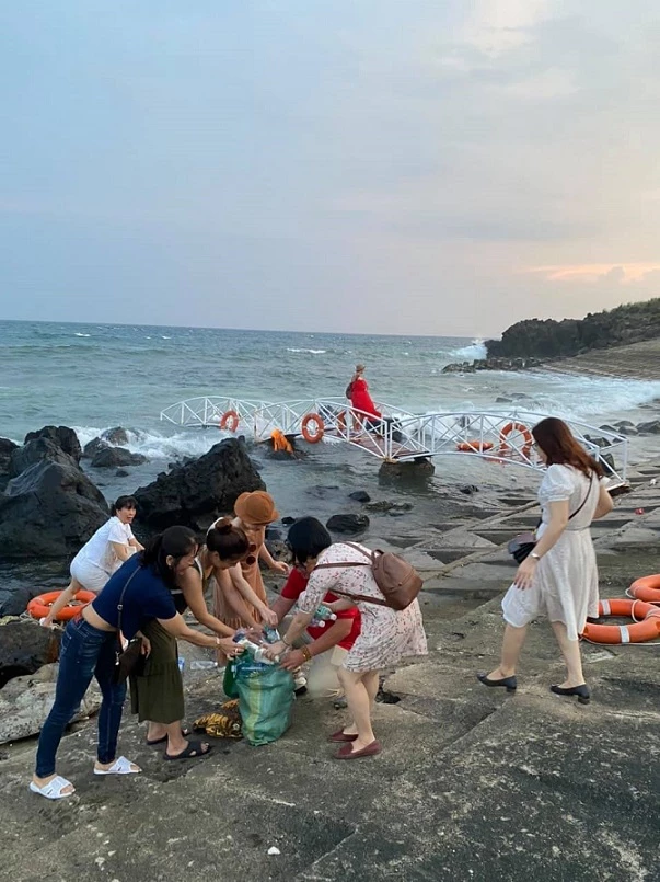 Anh em Du lịch Cộng đồng Việt Nam tham gia thu gom rác ở Cồn Cỏ